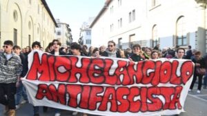 Firenze, in ventimila al corteo antifascista: c’è la preside Savino con al collo il cartello: “Io non sono indifferente”
