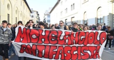 Firenze, in ventimila al corteo antifascista: c’è la preside Savino con al collo il cartello: “Io non sono indifferente”