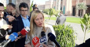 Migranti, Meloni: “Non è vero che non abbiamo voluto salvarli”. Cdm a Crotone
