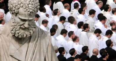 Oltre 5mila euro al mese. Ecco gli stipendi degli uomini di Chiesa