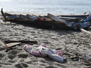 Strage di migranti, per gli italiani non è colpa del governo: sinistra ko