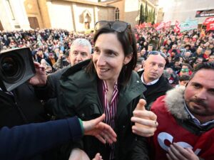 I liberali Usa incoronano la Schlein per colpire Meloni