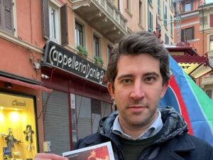 “Pestato dai compagni nel silenzio generale”