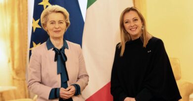 Migranti, Von der Leyen a Meloni: incoraggiata da impegno dell’Italia a lavorare con la Ue. Palazzo Chigi: “Piena soddisfazione”