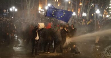 Georgia, proteste fuori dal Parlamento dopo l’ok alla legge sugli “agenti stranieri”: scontri con la polizia, usati cannoni ad acqua e spray