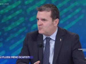 “Chi non entra regolare è clandestino”. Centinaio stronca la sinistra