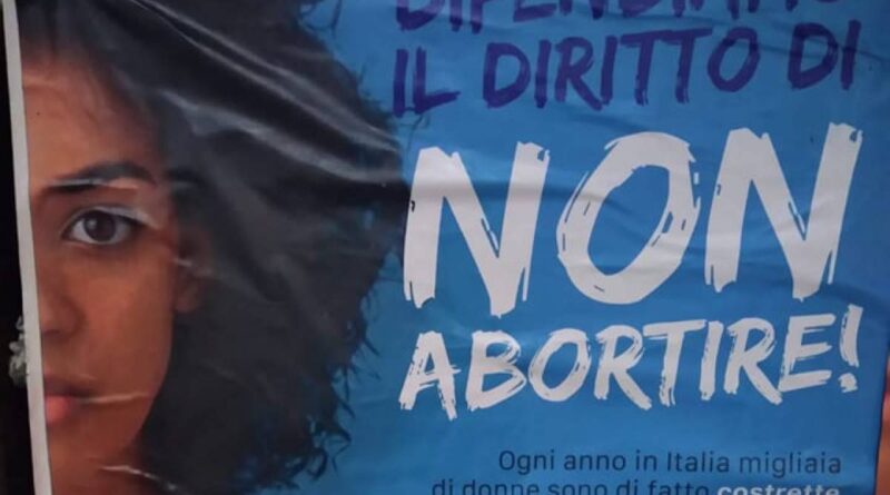 “Vanno rimossi”. il Pd contro i manifesti per il diritto di non abortire