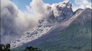 Paura per la nuova eruzione del vulcano Merapi, nubi di fumo caldo per oltre 7 chilometri