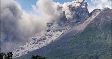 Paura per la nuova eruzione del vulcano Merapi, nubi di fumo caldo per oltre 7 chilometri