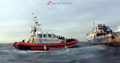 Migranti, barcone alla deriva al largo della Libia