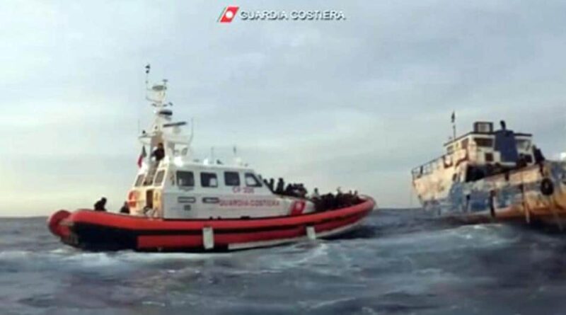 Migranti, barcone alla deriva al largo della Libia
