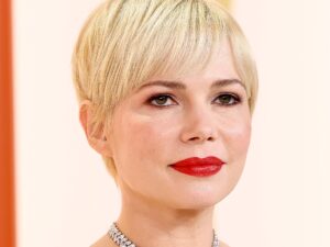 Michelle Williams riporta il suo taglio Pixie platino agli Oscar 2023