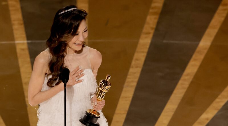 Michelle Yeoh ha fatto la storia con la sua vittoria agli Oscar 2023