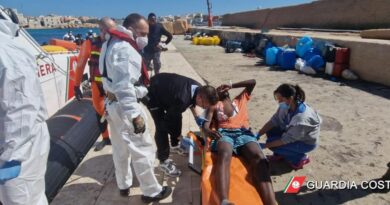 Migranti, raffica di sbarchi e naufragi. Vertice fra Meloni, Crosetto, Piantedosi e Servizi