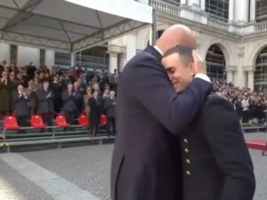“Talvolta occorre rompere i protocolli”: Crosetto e il gesto che emoziona