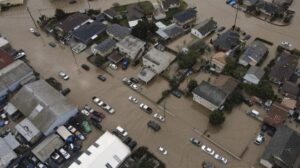 La città viene sommersa dall’alluvione: le immagini dall’alto
