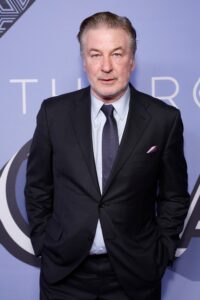 Il procuratore del processo ad Alec Baldwin abbandona il caso, con una seconda battuta d’arresto