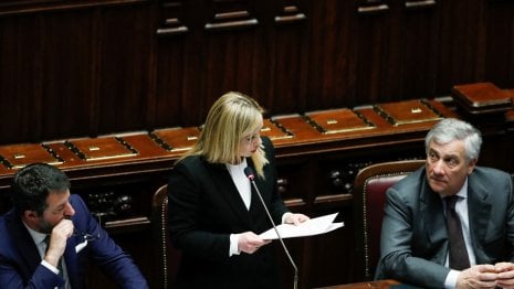 Confronto tra Meloni e Schlein alla Camera. Il premier: “Sui migranti calunniate l’Italia, il Pd al governo ha impoverito il Paese”. La leader dem: “Non è più all’opposizione, dia risposte”