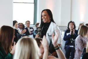 “È molto facile fare il quarterback del lunedì mattina”: Kim Godwin parla di scandali, scosse e successo alla ABC News