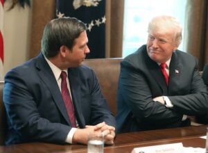 Rapporto: Trump intende perseguire Ron DeSantis perché ha il fascino del tofu riscaldato