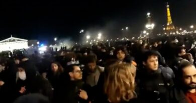 Francia, proteste in place de la Concorde per la riforma delle pensioni: cariche della polizia e lancio di lacrimogeni