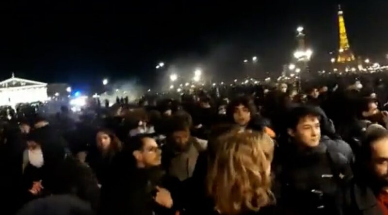 Francia, proteste in place de la Concorde per la riforma delle pensioni: cariche della polizia e lancio di lacrimogeni