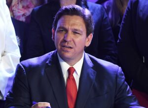 Questa immagine di Ron DeSantis che mangia un budino al cioccolato perseguiterà i vostri sogni