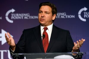 Nella Florida di Ron DeSantis, un editore di libri di testo ha cancellato ogni riferimento alla razza nella storia di Rosa Parks