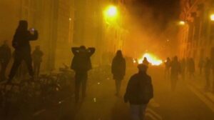 Parigi, incendi e violenti scontri con la polizia: le proteste contro la riforma delle pensioni
