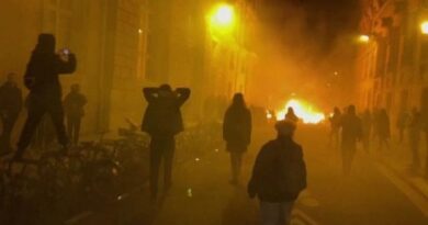 Parigi, incendi e violenti scontri con la polizia: le proteste contro la riforma delle pensioni