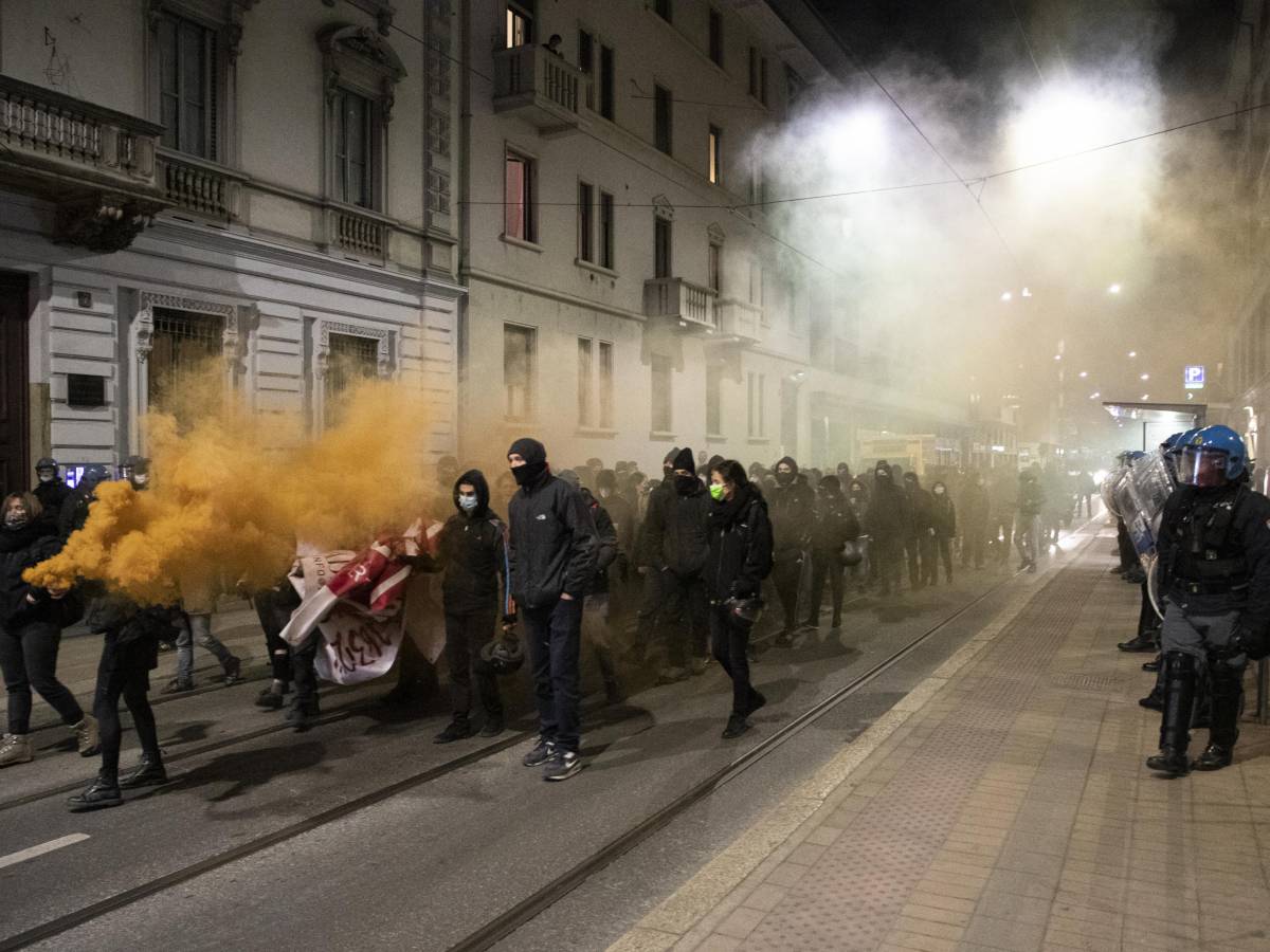 Dax, antagonisti in corteo a Milano. Ed è allarme anarchico