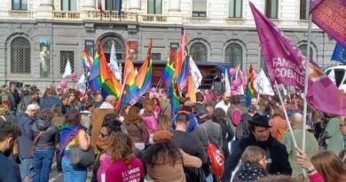 Le famiglie arcobaleno in piazza a Milano: “Giù le mani dai nostri figli e dalle nostre figlie”. Arriva anche Elly Schlein