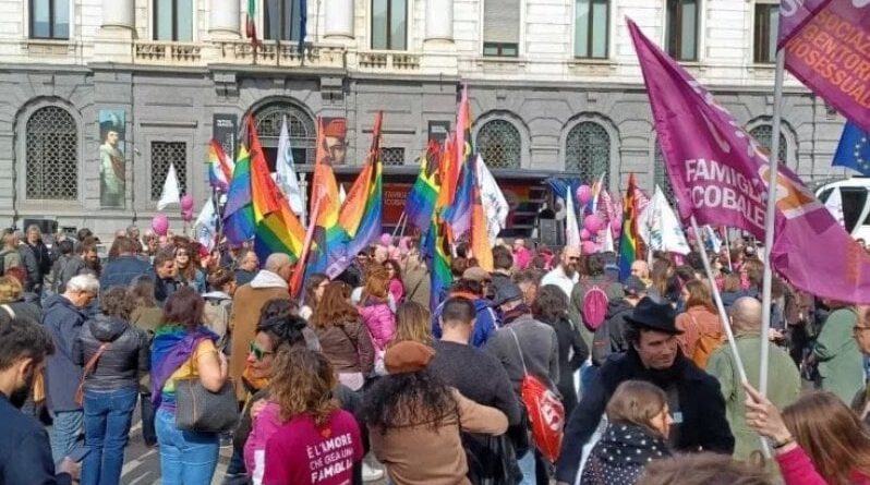 Le famiglie arcobaleno in piazza a Milano: “Giù le mani dai nostri figli e dalle nostre figlie”. Arriva anche Elly Schlein