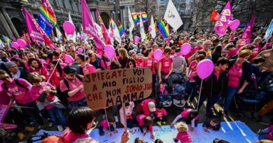 A Milano al via la manifestazione delle famiglie arcobaleno. Anche Schlein in piazza