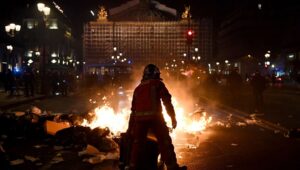 Francia in rivolta contro la riforma delle pensioni: gli studenti occupano le università. Proteste in tutto il Paese
