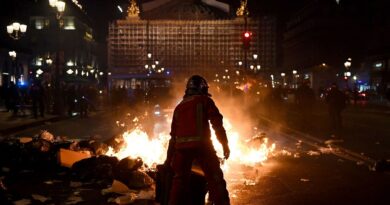 Francia in rivolta contro la riforma delle pensioni: gli studenti occupano le università. Proteste in tutto il Paese