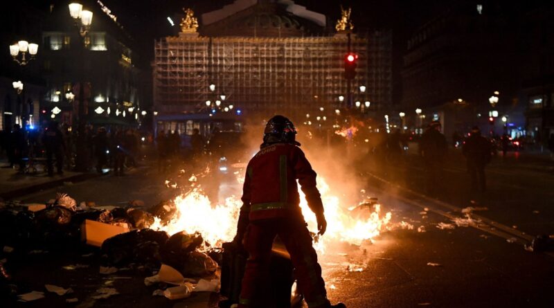 Francia in rivolta contro la riforma delle pensioni: gli studenti occupano le università. Proteste in tutto il Paese