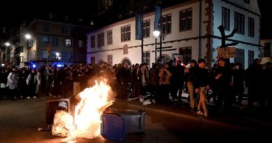 Francia, proteste in tutto il Paese dopo lo stop alla sfiducia sulle pensioni. A Parigi tensioni e cassonetti in fiamme: 70 arresti
