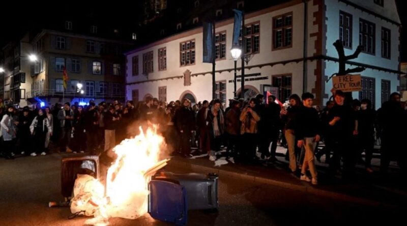 Francia, proteste in tutto il Paese dopo lo stop alla sfiducia sulle pensioni. A Parigi tensioni e cassonetti in fiamme: 70 arresti