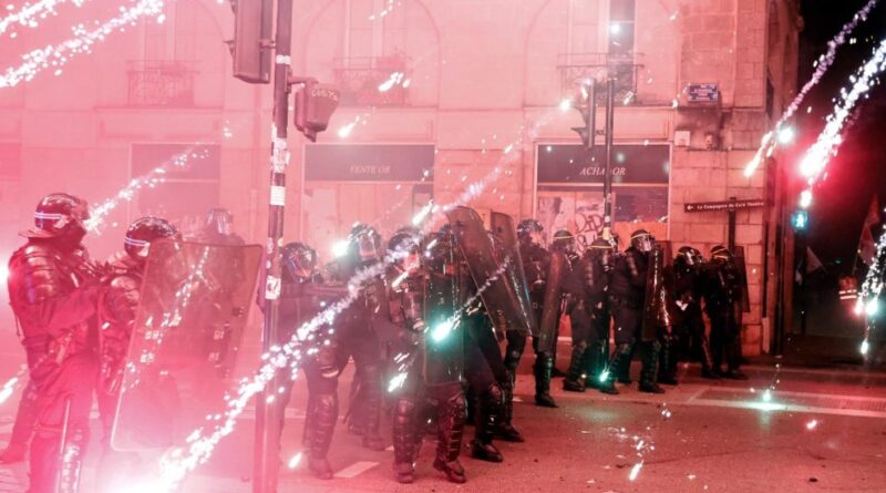 Francia, scontri tra manifestanti e polizia: 149 agenti feriti, oltre 170 fermi. Più di 1 milione in piazza contro la riforma delle pensioni