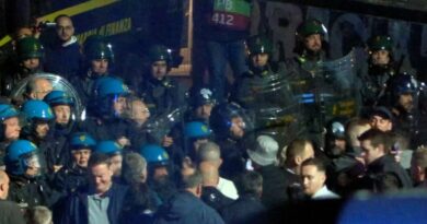 Italia-Inghilterra, tensione tra la polizia e gli inglesi all’ingresso dello stadio di Napoli