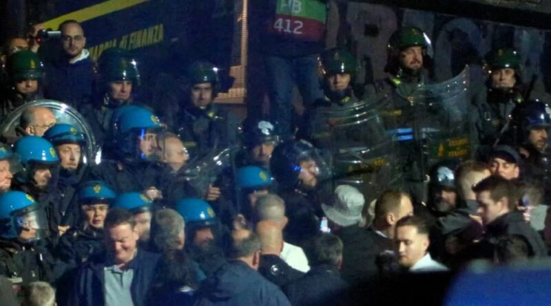 Italia-Inghilterra, tensione tra la polizia e gli inglesi all’ingresso dello stadio di Napoli