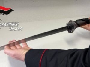 Minaccia i passanti con una katana: fermato un giovane marocchino a Milano