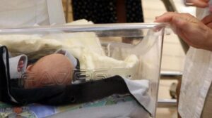 Proposta di legge su maternità surrogata, le testimonianze di mamme e papà: “Non siamo criminali”