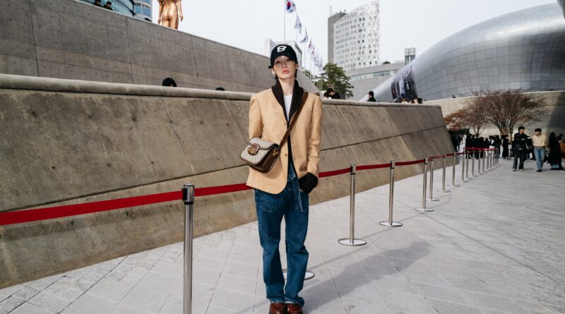L’abbigliamento uniforme domina le settimane della moda di Tokyo e Seoul