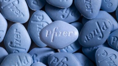 Buon compleanno Viagra: i 25 anni della pillola blu che ha spento le nostre ansie ma anche le nostre fantasie