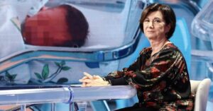 Maternità surrogata, Roccella: “Pratica che ha una evidente connotazione razzista, un commercio che umilia le donne”