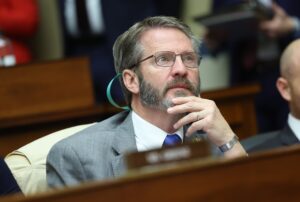 Il deputato del Tennessee Tim Burchett vince il premio per la risposta più sbagliata alla sparatoria nella scuola Covenant