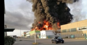 Incendio in un’azienda chimica nel Novarese. Il sindaco del capoluogo: finestre chiuse, restate a casa