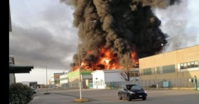 Incendio in un’azienda chimica nel Novarese. Il sindaco del capoluogo: finestre chiuse, restate a casa